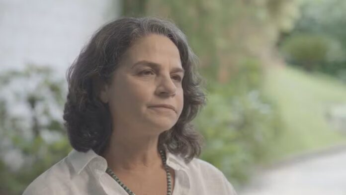 Adriana Villela, acusada de matar os pais e uma empregada em 2009, teve sua condenação anulada. O juiz confirmou que as provas do caso seguem válidas, e a defesa tem 10 dias para se manifestar. O processo será reavaliado, e uma nova decisão está por vir.