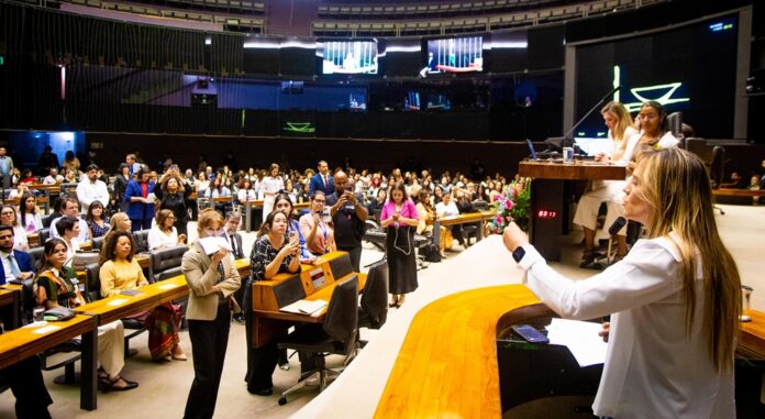 Em sessão solene na Câmara dos Deputados, a vice-governadora Celina Leão participou da celebração do Dia Internacional das Meninas, marcada pelo discurso histórico de Clara, 11 anos, aluna do Colégio Militar Dom Pedro II.