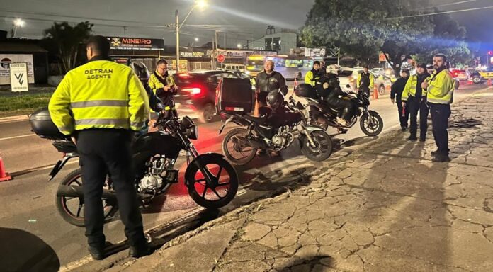 Detran-DF e PMDF realizaram mais uma Operação Sossego em Ceilândia, com foco em motocicletas irregulares. A ação resultou em 56 infrações e reforça o combate à poluição sonora e a promoção da segurança viária no DF