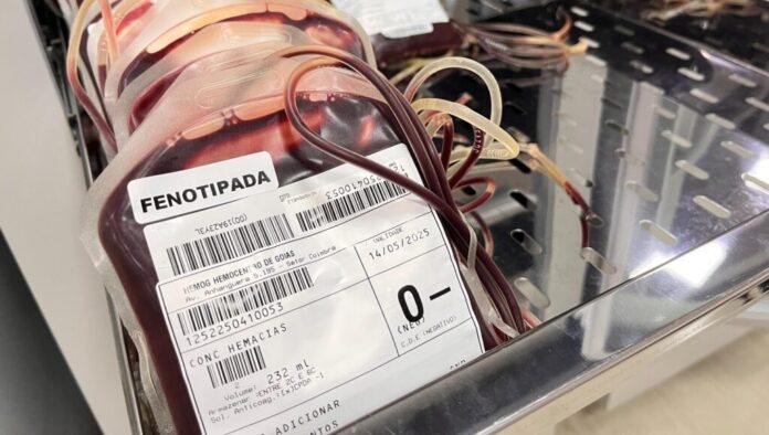 Hemocentro de Goiás alerta para estoques críticos dos tipos A-, B-, AB-, O-, B+ e AB+. A instituição convoca doadores, especialmente de tipos negativos, para garantir o atendimento de mais de 200 unidades de saúde do estado.