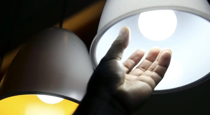 Governo sanciona gratuidade em conta de luz para famílias de baixa renda