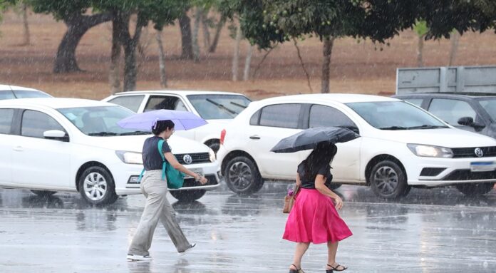 Previsão indica possibilidade de chuva durante a semana e alerta para ventos fortes no Distrito Federal
