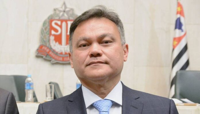 Promotor propõe criação de agência nacional anti-máfia para frear atentados O promotor Lincoln Gakiya e o procurador-geral Paulo Sérgio de Oliveira e Costa defenderam a criação de uma agência nacional anti-máfia e o endurecimento das leis para enfrentar o avanço do PCC e proteger autoridades e testemunhas.