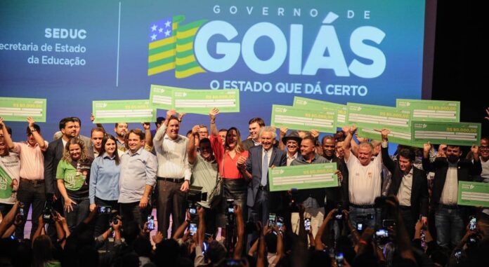 Lei sancionada por Ronaldo Caiado destina 50% do Prêmio Leia aos professores do 1º e 2º ano do ensino fundamental. A medida valoriza o magistério e reforça o compromisso de Goiás com a alfabetização na idade certa.