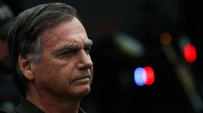 Ministro Alexandre de Moraes manda prender o ex-presidente para esmagar vigília bolsonarista, convocada por Flavio Bolsonaro em frente ao condomínio Solar de Brasília, onde cumpria prisão domiciliar. Agora o ex-presidente está preso na PF de Brasília.