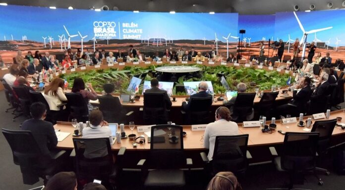 A COP30, sediada em Belém sob liderança brasileira, discute financiamento e ações concretas contra as mudanças climáticas em meio às crescentes disputas geopolíticas e desafios globais de segurança energética.
