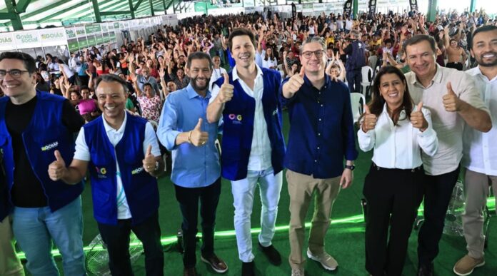 Goiás Social leva serviços, benefícios e inclusão a Águas Lindas com apoio de Daniel Vilela. A ação reúne atendimentos gratuitos, entrega de cartões sociais e apoio às famílias afetadas pelas chuvas, reforçando a presença do Estado.