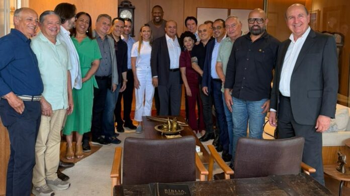 Líderes evangélicos do DF reforçaram apoio a Ibaneis Rocha e Celina Leão durante almoço com o Conselho de Pastores. O governo foi elogiado pela maior regularização de templos religiosos da história, garantindo segurança e liberdade às igrejas.