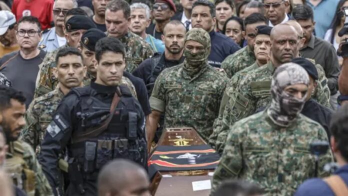 PMDF rende homenagem aos 4 heróis tombados em combate no RJ: sargentos Rodrigo Cabral e João Silva (Bope), ten. Marcos Oliveira (PC) e agente Anderson Santos (PM). Em ato solene, a cel. Ana Paula Habka pediu um minuto de silêncio. Sacrifício pela paz!