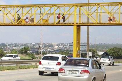 Novas-passarelas-garantem-mais-seguranca-a-pedestres-nas-vias-do-Distrito-Federal-420x280