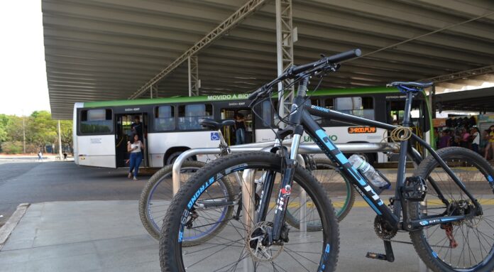 Paraciclos do programa Vai de Bike são instalados em pontos estratégicos do DF