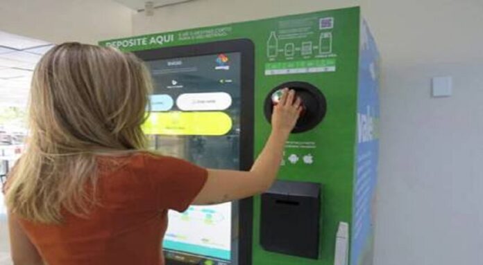 População recebe desconto na conta de energia em troca de resíduos recicláveis