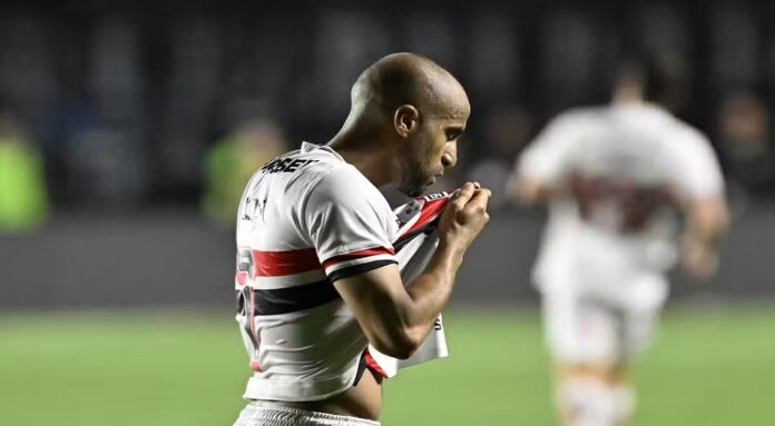 São Paulo joga bem fora de casa e bate vasco por 2x0