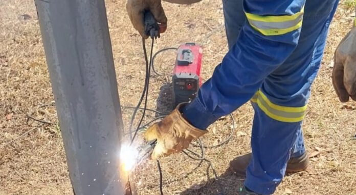 Soldagem de postes busca coibir furtos de cabos de iluminação pública no DF