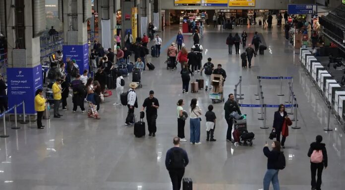 Turismo internacional no Brasil bate recorde em 2025