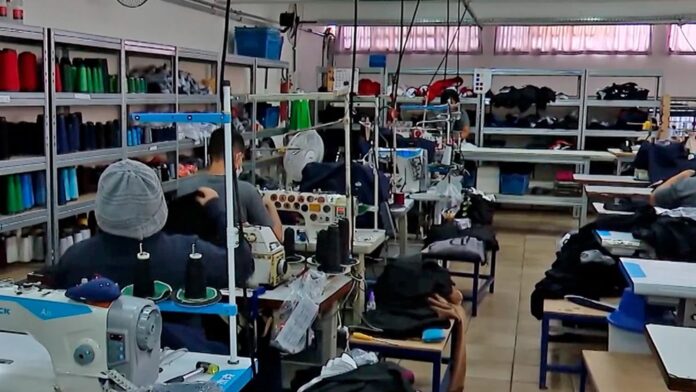 BRB capacita costureiras para confecção de uniformes escolares da rede pública e fortalece a economia local no DF