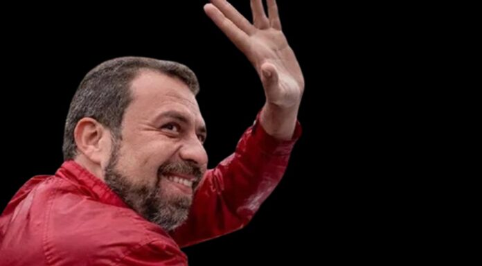 Guilherme Boulos, ministro de Lula, estaria articulando o uso de marginais ligados ao PCC para vaiar autoridades do DF em eventos oficiais. A denúncia acende alerta máximo da Secretaria de Segurança Pública, que deve monitoria e investigar esse movimento, preservando a ordem pública.