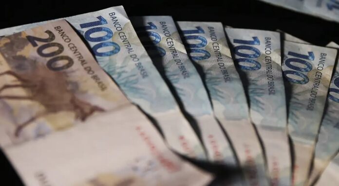 Mais de 141 mil ainda não sacaram abono salarial; veja como consultar