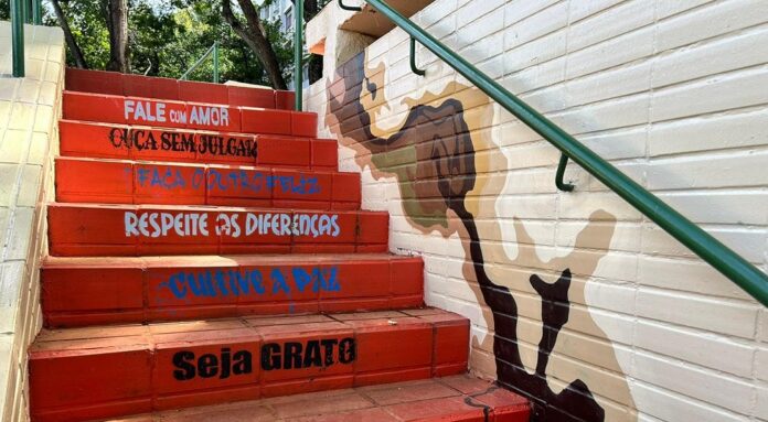 Painel de grafiteiros dá cara nova à passagem subterrânea da Asa Norte