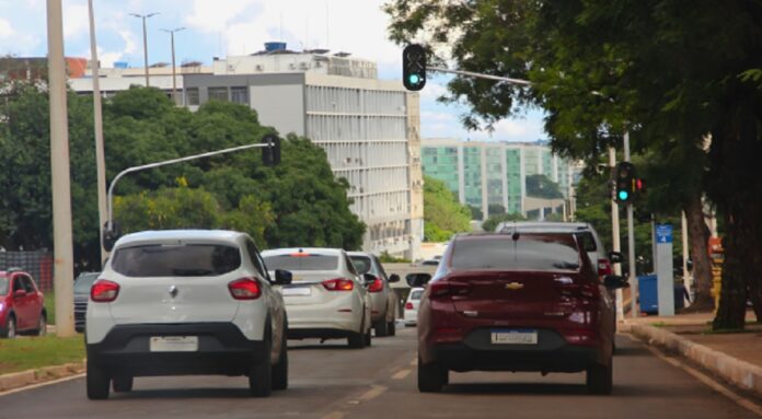 Trânsito do DF terá semáforos inteligentes em 470 cruzamentos