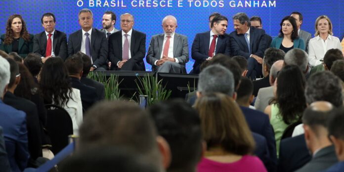 Lula sanciona lei da reforma tributária e lança plataforma digital do IBS. Novo sistema promete mais transparência, fiscalização eficiente e simplificação na arrecadação de impostos em todo o Brasil.