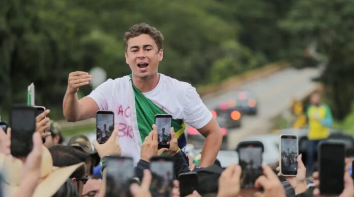 A Marcha de Nikolas Ferreira incendiou o Brasil! 240 km de Paracatu a Brasília gritando liberdade e justiça. Superou o BBB nas trends, viralizou com milhões. Nikolas, aos 29, herdeiro de Bolsonaro, reacende a direita. 2026 já começou