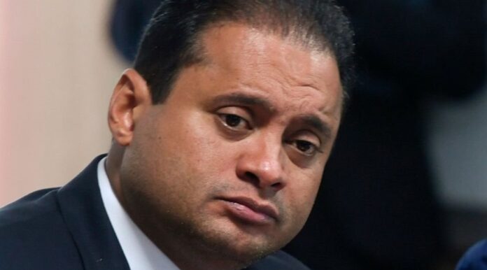 Sob a mira da CPMI do INSS, o vice-líder do governo no Senado, Weverton Rocha, enfrenta o pior momento político da carreira. Investigação da PF, queda nas pesquisas e a revolta de aposentados roubados transformam a reeleição em um caminho de incertezas.