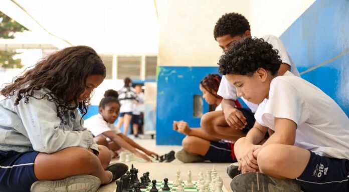 MEC fará pesquisa sobre impacto da restrição de celular nas escolas