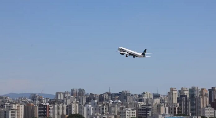 Preço médio das passagens aéreas cai 20% em novembro