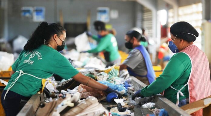 Projeto leva cidadania e serviços públicos a catadores do DF