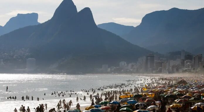 Turismo brasileiro tem faturamento recorde de R$ 185 bi em 2025