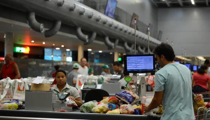 Governo adia por 90 dias regra sobre trabalho no comércio em feriados