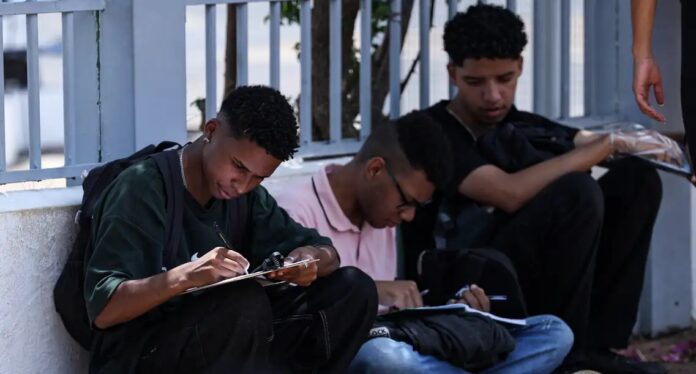 Hoje, o programa Cartão Gás é gerido pela Secretaria de Desenvolvimento Social (Sedes-DF), pasta responsável por selecionar os beneficiários e credenciar as empresas que participam do programa. Para receber o benefício, é necessário atender aos seguintes critérios: Estar inscrito no Cadastro Único para Programas Sociais do Governo Federal; Possuir renda familiar per capita de até meio salário mínimo; Ter declarado comprometimento de renda com aquisição de gás liquefeito de petróleo (GLP) no respectivo registro do Cadastro Único para Programas Sociais do Governo Federal; Morar no Distrito Federal; Não se encontrar em situação de rua ou acolhimento institucional coletivo; Ter idade igual ou superior a 16 anos. A concessão do Programa Cartão Gás é feita de forma automática, com base nos dados informados pela família no Cadastro Único. Não é necessário fazer solicitação. Basta que a família esteja cadastrada no Cadastro Único do DF e cumpra os demais critérios do programa.