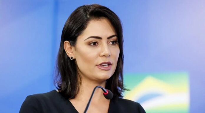 Michelle Bolsonaro começa a sentir o peso do racha no clã. Acusada de ignorar a candidatura de Flávio, vê sua base no DF encolher enquanto aliados cobram lealdade e expõem fissuras no bolsonarismo local.