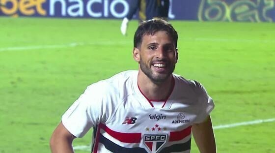 São Paulo vence Grêmio e assume liderança do Brasileirão