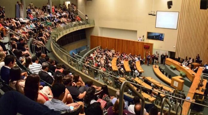 Deputados da CLDF decidem o futuro do BRB. Não é disputa partidária: é emprego, DF Social, Prato Cheio e Cartão Gás em jogo. Negar o aporte pode punir servidores e milhões de famílias do DF