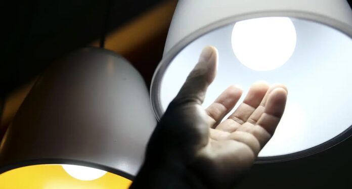 Aneel mantém bandeira verde e conta de luz não terá acréscimo em abril