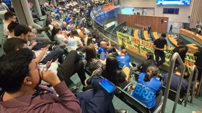 Pressão avassaladora dos funcionários do BRB na CLDF: galerias lotadas, gritos ensurdecedores e 10 deputados derrotados na tentativa de liquidar o banco. O povo venceu
