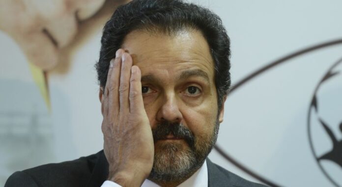 O ex-governador do DF, preso por superfaturar o Mané Garrincha em propinas bilionárias, finge indignação com o nome Arena BRB. O estádio que ele transformou em 