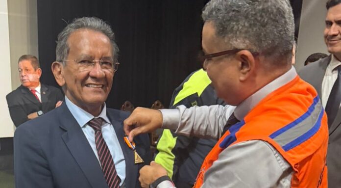 O jornalista Toni Duarte foi agraciado com a Medalha da Defesa Civil do DF pelo coronel Sandro Gomes. O reconhecimento se deu pela ação humanitária que ele organizou como presidente do Rotary Club de Brasília (2023 a 2025), enviando suprimentos às vítimas da tragédia climática no Rio Grande do Sul. Um exemplo de solidariedade e compromisso social.