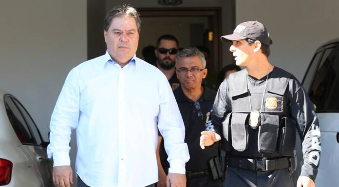 Preso pela Polícia Federal na Operação Vitória de Pirro, durante o mandato de senador, por receber R$ 5 milhões em propina no Petrolão, Gim Argello agora tenta voltar ao poder no DF como vice de José Roberto Arruda.