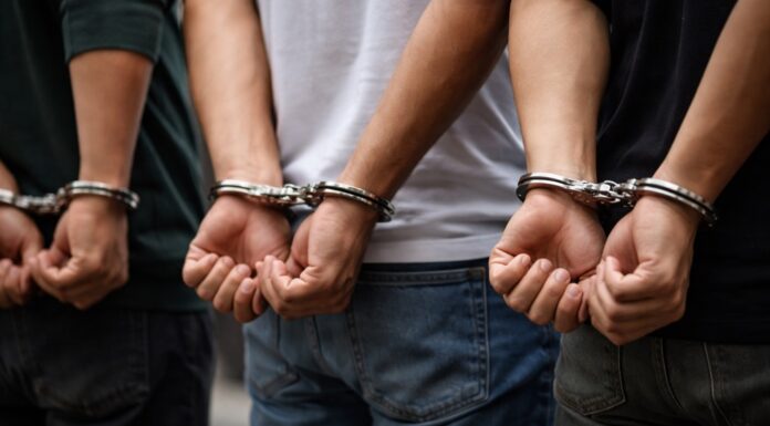 Operação da PM no Itapoã desarticula esquema de tráfico articulado por redes sociais, resultando na prisão de três suspeitos e apreensão de drogas, balanças de precisão e celulares usados no crime.