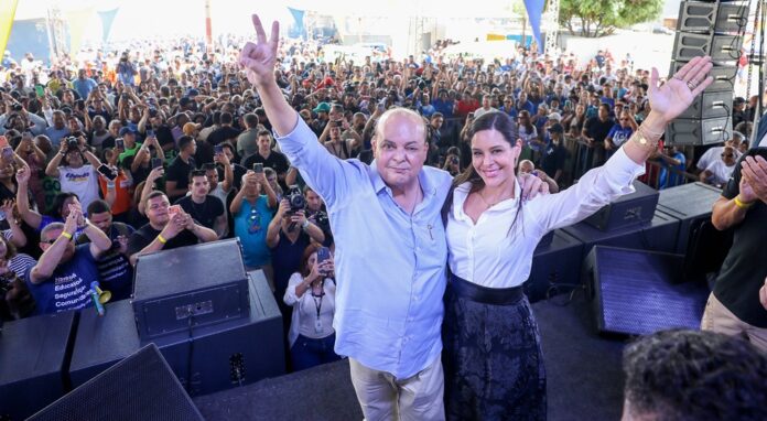 Ao lado da primeira-dama, Mayara Noronha, o governador Ibaneis Rocha foi recebido e ovacionado pelo povo na sua despedida do governo, em meio à festa popular dos 55 anos de Ceilândia, a maior cidade do DF.