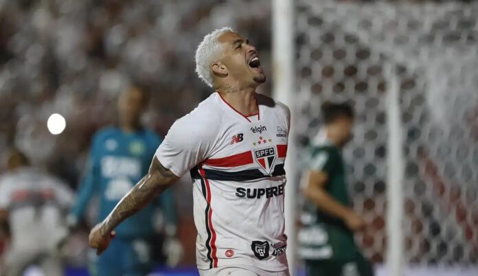 São Paulo vence Chapecoense e assume liderança isolada do Brasileiro
