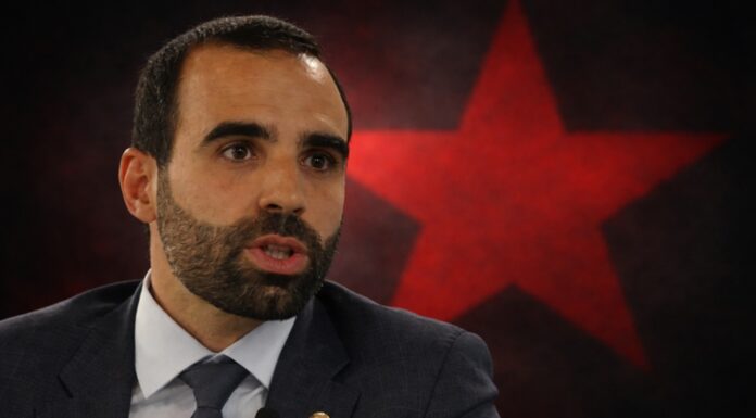 Sob vaias de servidores do BRB, Manzoni ouviu nas galerias o peso da decisão. No campo conservador, vieram críticas duras pela aliança com esquerdistas que defendiam, na prática, o enfraquecimento do banco.