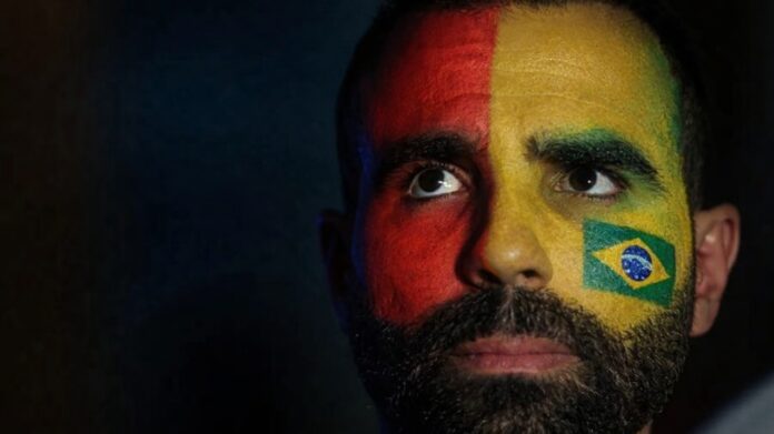 Deputado distrital Thiago Manzoni (PL) vive em dupla personalidade: de dia desfila como bolsonarista fervoroso. À noite, vira aliado da esquerda, ajudando a oposição ferrenha ao governo conservador de Celina Leão (PP). Oportunismo puro.