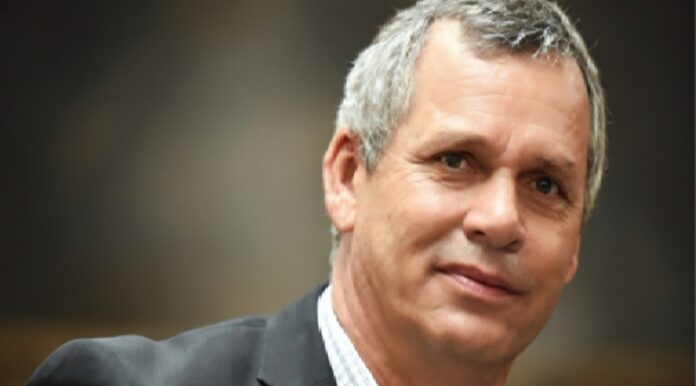 Maranhense de Caxias, deixa um legado indelével à literatura e ao jornalismo brasileiro. Com mais de quatro décadas de carreira, fundou jornais, publicou livros premiados como Trilhas (indicado ao Jabuti) e elevou a voz do interior maranhense na capital federal