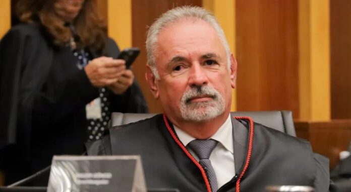 Convalescente, o presidente do TJDFT, Waldir Leôncio Júnior, enviou carta lida na posse de Celina Leão, reforçando confiança, respeito institucional e votos de êxito à nova governadora do DF.