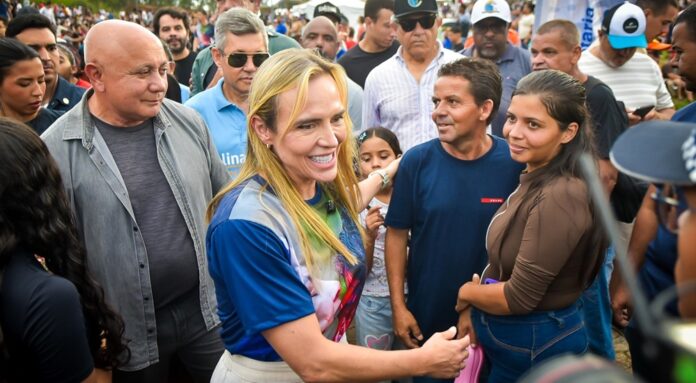 A presença da chefe do Executivo marcou a celebração, que reuniu milhares de fiéis no Morro da Capelinha, reafirmando o apoio institucional do Governo do Distrito Federal (GDF) à manifestação de fé que emociona gerações.