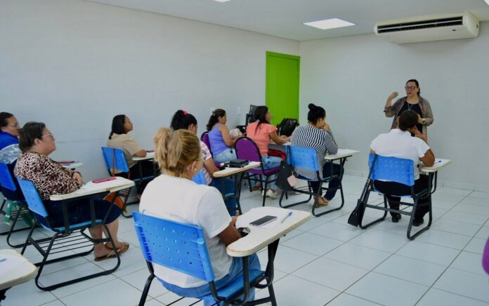 Centros da mulher brasileira abrem vagas para cursos gratuitos